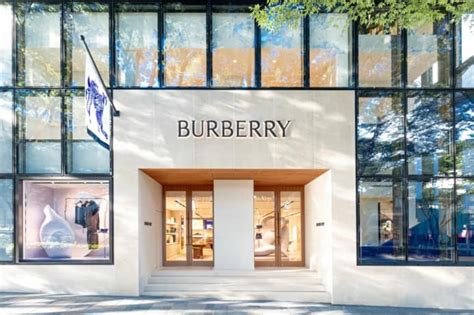 burberry è lusso|Burberry, ulteriore frenata dei ricavi (.